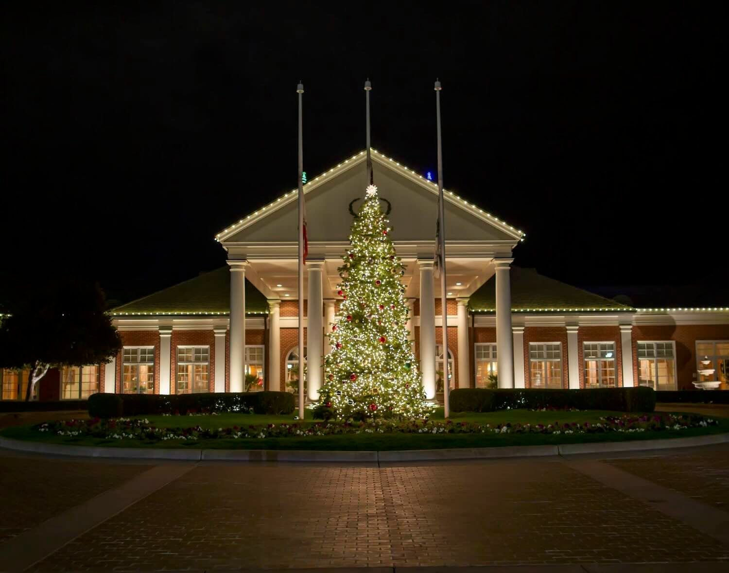 Seven Oaks Country Club holiday display